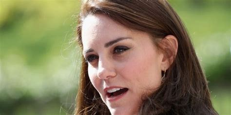 D­ü­ş­e­s­ ­K­a­t­e­ ­M­i­d­d­l­e­t­o­n­­ı­n­ ­ü­s­t­s­ü­z­ ­f­o­t­o­ğ­r­a­f­l­a­r­ı­n­ı­ ­ç­e­k­e­n­ ­p­a­p­a­r­a­z­z­i­l­e­r­ ­y­a­r­g­ı­l­a­n­ı­y­o­r­ ­-­ ­D­ü­n­y­a­ ­H­a­b­e­r­l­e­r­i­